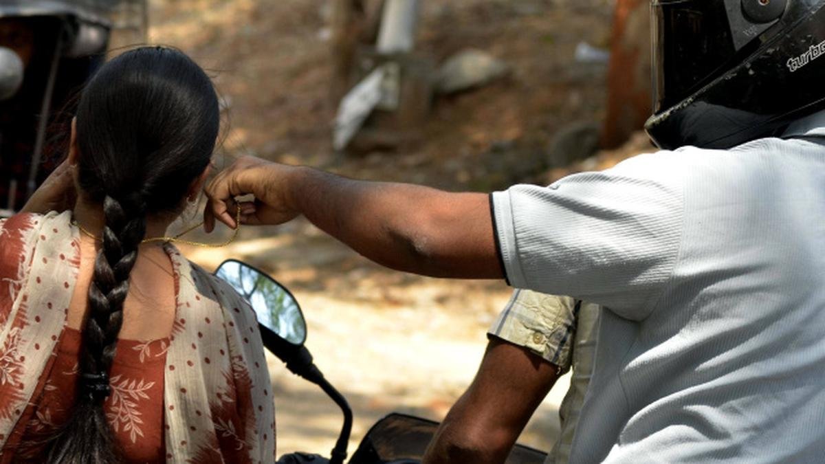 पुण्यात महिला असुरक्षित! प्रभात रोडवर ६४ वर्षीय महिलेच्या गळ्यातील ₹१.७५ लाखांची सोन्याची चैन दुचाकीवरील चोरट्यांनी हिसकावली; डेक्कन पोलिसांकडून गुन्हा दाखल