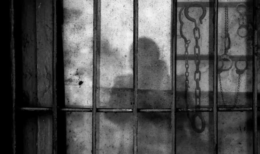 पुण्यातील डेक्कन चौपाटीवर मध्यरात्री राडा! ‘धक्काबुक्की’च्या कारणावरून तिघांनी तरुणाला खुर्चीने मारहाण केली; डेक्कन पोलिसांकडून तिघांवर गुन्हा, एकाला अटक