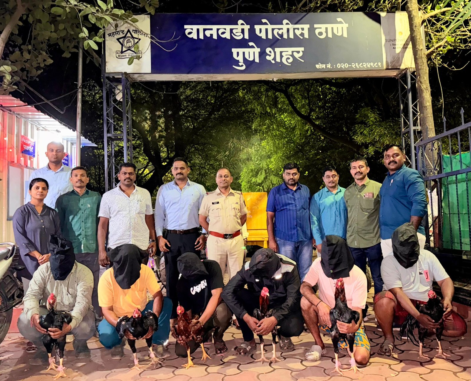 ब्रेकिंग: वानवडी पोलिसांची धडाकेबाज कारवाई! कोंबड्यांच्या झुंजीवर पैसे लावून जुगार खेळणाऱ्या ६ आरोपींना जागीच अटक; लाखोंचा मुद्देमाल जप्त